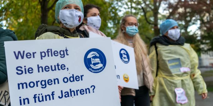 Teilnehmer bei einem Gesundheitsmarsch für die Solidarität mit dem Gesundheitspersonal in Basel, am Dienstag, 27. Oktober 2020. Gesundheitspersonal
