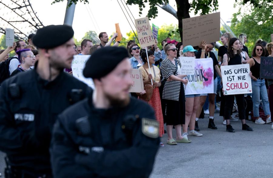 Beim Rammstein-Konzert in München kam es zu Protesten. Fans der Band reagierten aggressiv. Die Polizei musste einschreiten.