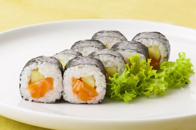 Einmal Sushi, bitte. Mit Lachs. lachs