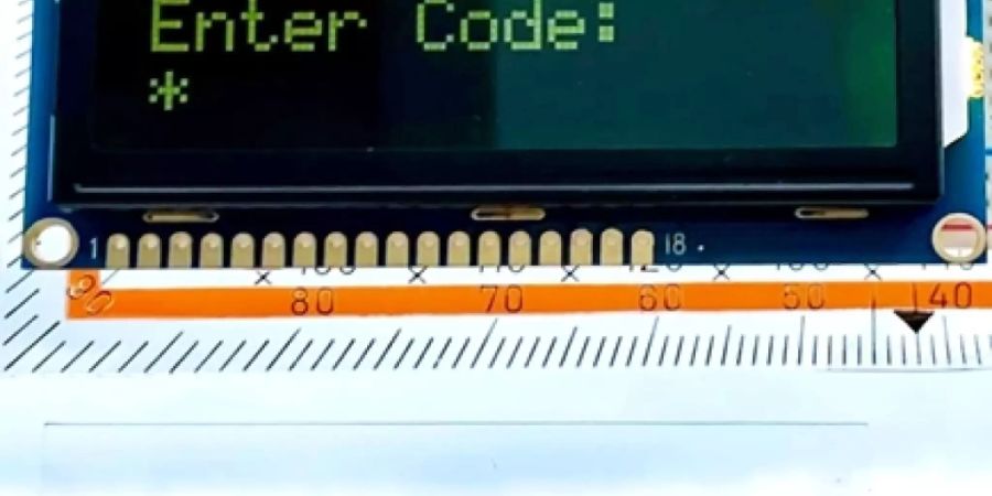 Nur Eingeweihte wissen, dass der Zugangscode auf der Folie am Fensterglas eingegeben werden muss: Forschende bedruckten eine Klarsichtfolie mit einer speziellen Tinte, um ein unsichtbares Türschloss zu entwickeln. (Pressebild)
