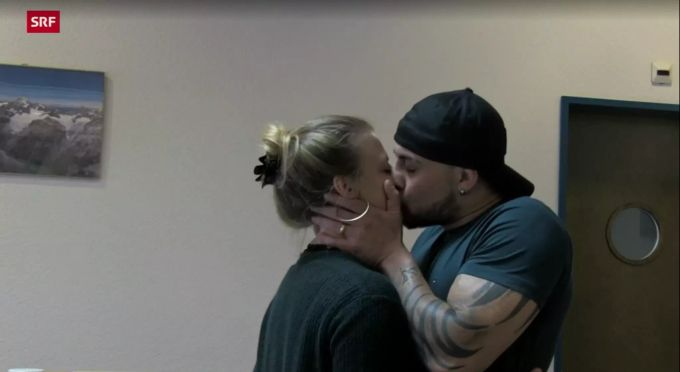 Angela darf ihren Hassan zwei Stunden pro Woche im Knast besuchen. angela magdici