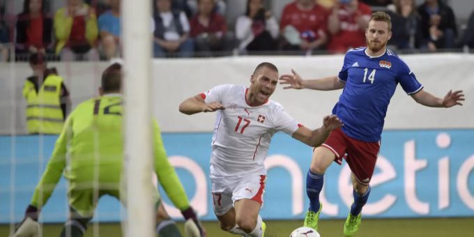Yves Oehri (r.) spielte schon gegen «Weltgrössen» wie Pajtim Kasami. (Archivbild) yves oehri fc greifensee