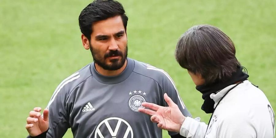 Bundestrainer Joachim Löw (r) im Gespräch mit Ilkay Gündogan. Foto: Christian Charisius/dpa