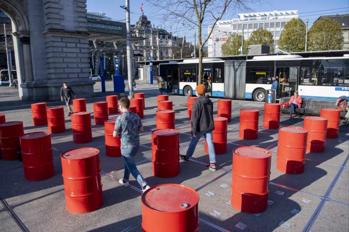 Die Grünen des Kantons Luzern protestieren auf dem Bahnhofplatz in Luzern mit einer Aktion und 30 roten Fässern, um den Passanten den CO2-Verbrauch sichtbar zu machen. Am 13. Juni wird in der Schweiz über das CO2-Gesetz abgestimmt. FDP-Nationalrat Christian Wasserfallen spricht sich gegen das Gesetz aus. co2-gesetz