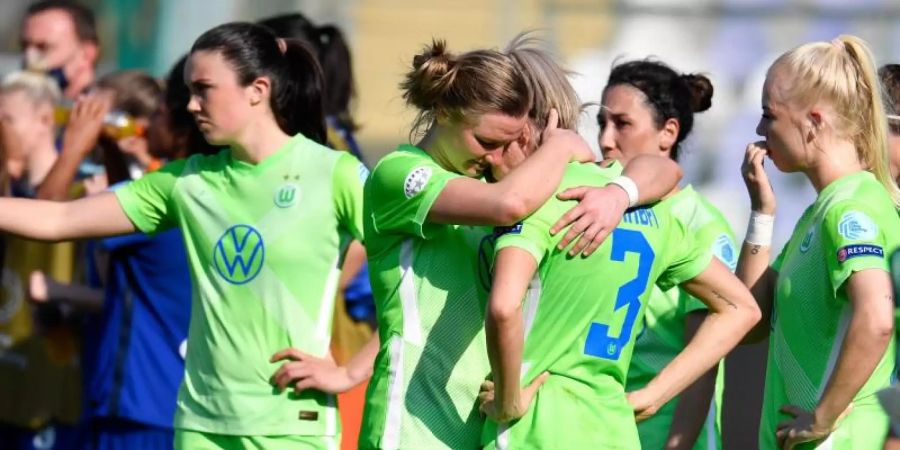Wolfsburgs Alexandra Popp (2.v.l) und Zsanett Jakabfi trösten sich nach der 0:3 Niederlage. Foto: Marton Monus/dpa