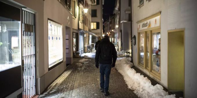 Ein Mann geht durch die fast leere Altstadt in Rapperswil-Jona. lockdown