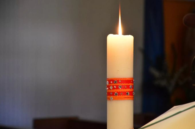 Die Osterkerze wird an Ostern in der Kirche entzündet. Die Osterkerze