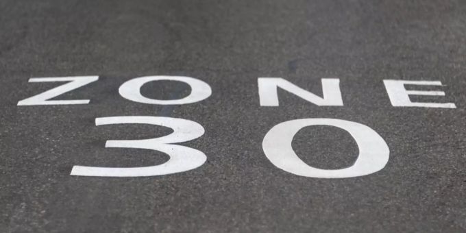 Eine Signalisation für eine Tempo-30-Zone. Bahnhofstrasse aarau