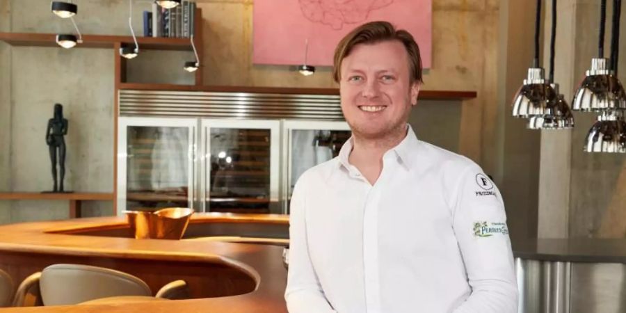 Kevin Fehling, Spitzenkoch, in seinem Restaurant «The Table». Wie schon in den Vorjahren wird er in der Deutschland-Ausgabe des Restaurantführers «Guide Michelin» 2021 mit drei Sternen ausgezeichnet. Foto: Georg Wendt/dpa