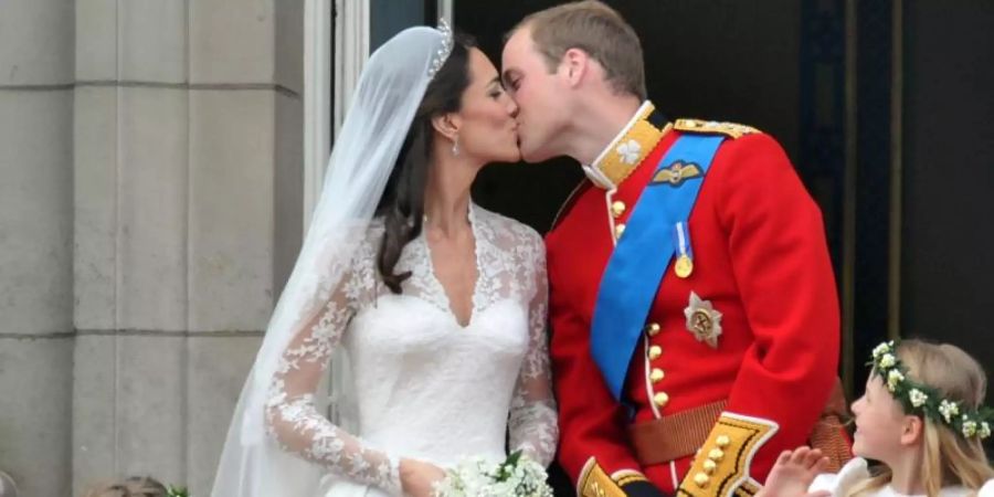 Es war eine Traumhochzeit: William und Kate küssen sich auf dem Balkon des Buckingham-Palastes - und die ganze Welt sieht zu. Foto: Peter Kneffel/dpa