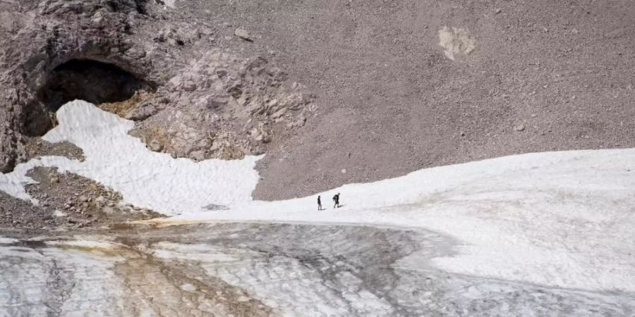 Ausflügler auf der Zugspitze bei einem Spaziergang über den Gletscher in Garmisch-Partenkirchen. Foto: Sven Hoppe/dpa/Archiv