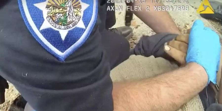 Screenshot aus dem Video: Die Beamten drücken den Mann während der Verhaftung, die mit seinem Tod endete, zu Boden. Foto: Alameda Police Department/AP/dpa