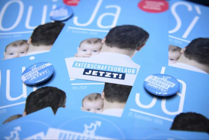 Das Schweizer Stimmvolk entschied sich im September 2020 deutlich für zwei Wochen Vaterschaftsurlaub. vaterschaftsurlaub broschüren