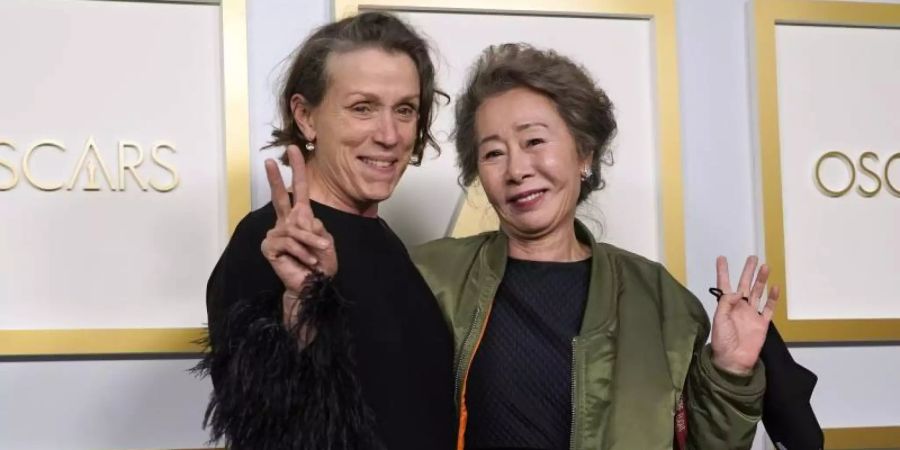 Zwei Oscar-Preisträgerinnen: Frances McDormand (Beste Hauptdarstellerin, l) und Yuh-Jung Youn (Beste Nebendarstellerin). Foto: Chris Pizzello/Pool AP/dpa
