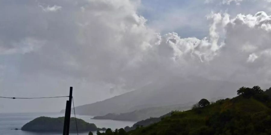 Der Vulkan La Soufriere ist auf der östlichen Karibikinsel St. Vincent ausgebrochen. Foto: Kepa Diez Ara/AP/dpa