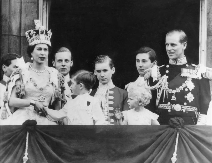 Königin Elizabeth II. von Grossbritannien (l-r) mit der St. Edward's-Krone auf dem Haupt und den Kindern Prinz Charles, Prinzessin Anne und ihr Gatte Prinz Philip, Herzog von Edinburgh, auf dem Balkon des Buckingham Palastes 1953. Prinz Philip ist tot