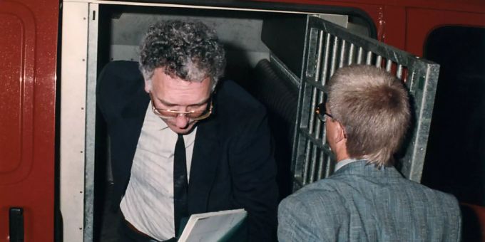 Günther Tschanun (links) am 23. August 1990 beim Verlassen eines Polizeifahrzeugs vor dem Zürcher Obergericht. (Archivbild) günther tschanun