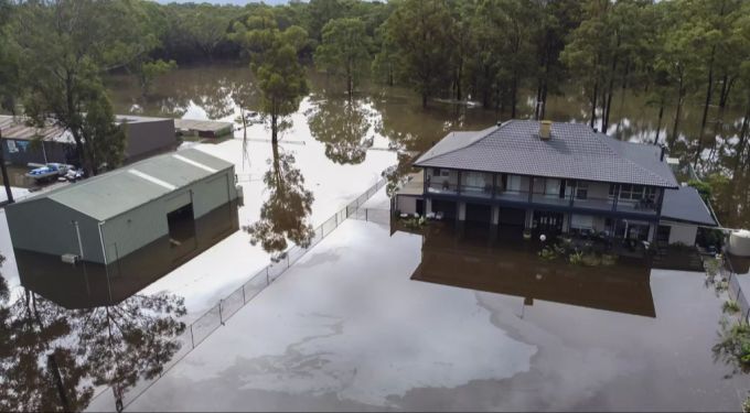 Ein Grundstück in Australien steht wegen der Überflutung unter Wasser. australien