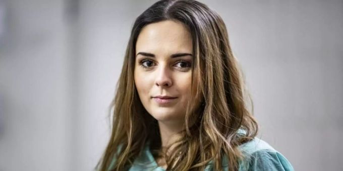 Die 23-Jährige Maskenbildnerin Janika Kreutzer unterstützt Bestatter dabei, Verstorbene für ihren letzten Auftritt herzurichten. Foto: Fabian Sommer/dpa Die 23-Jährige Maskenbildnerin Janika Kreutzer unterstützt Bestatter dabei, Verstorbene für ihren letzten Auftritt herzurichten. Foto: Fabian Sommer/dpa