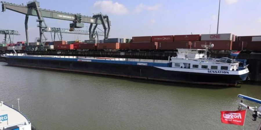 Binnenschiffe im Hafen in Niehl. Der Güterumschlag in den nordrhein-westfälischen Binnenhäfen ist im Corona-Jahr 2020 deutlich gesunken. Foto: Oliver Berg/dpa
