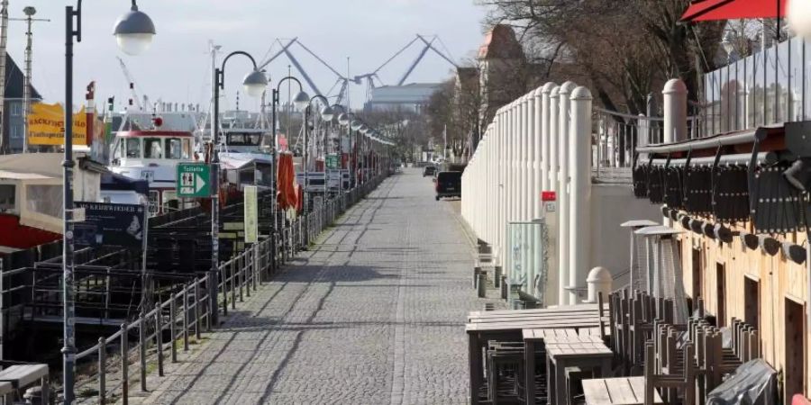 Fast menschenleer ist der Boulevard am Alten Strom des Ostseebades. Touristische Übernachtungen sind in Deutschland derzeit nicht erlaubt. Foto: Bernd Wüstneck/dpa-Zentralbild/dpa