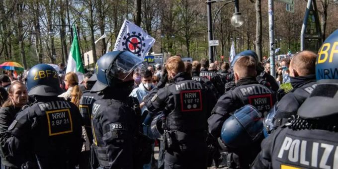 Einsatzkräfte der Polizei stehen auf der Strasse des 17. Juni. Foto: Paul Zinken/dpa-Zentralbild/dpa Einsatzkräfte der Polizei stehen auf der Strasse des 17. Juni. Foto: Paul Zinken/dpa-Zentralbild/dpa