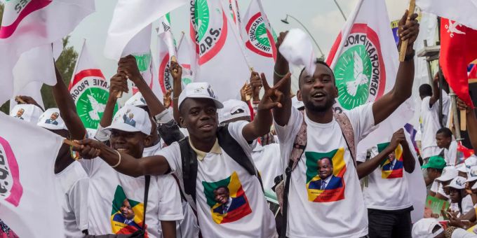 19.03.2021, Kongo-Brazzaville, Brazzaville: Unterstützer von Präsident Sassou-Nguesso jubeln während der letzten Kundgebung des Wahlkampfes. Vor der Präsidentschaftswahl in Kongo-Brazzaville