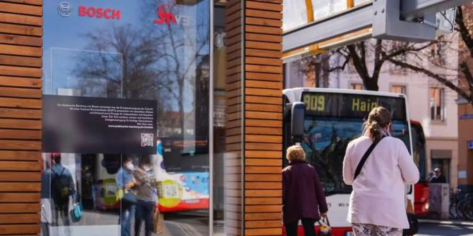 Eine Brennstoffzelle der Firma Bosch steht hinter einer Glasscheibe am Busbahnhof. brennstoffzelle