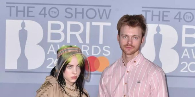 Billie Eilish und ihr Bruder Finneas an einer Gala. Billie eilish