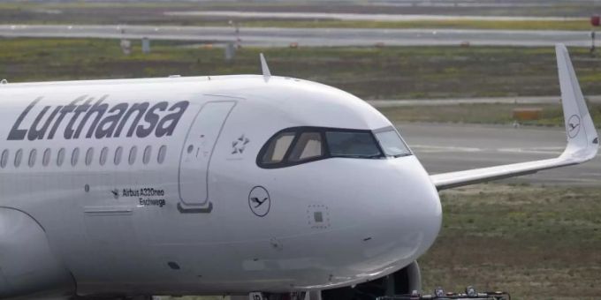 Die Lufthansa-Umsätze sackten 2020 wegen des zusammengebrochenen Flugverkehrs um 63 Prozent auf 13,6 Milliarden Euro ab - es gab einen Rekordverlust von 6,7 Milliarden Euro. Foto: Boris Roessler/dpa Die Lufthansa-Umsätze sackten 2020 wegen des zusammengebrochenen Flugverkehrs um 63 Prozent auf 13,6 Milliarden Euro ab - es gab einen Rekordverlust von 6,7 Milliarden Euro. Foto: Boris Roessler/dpa