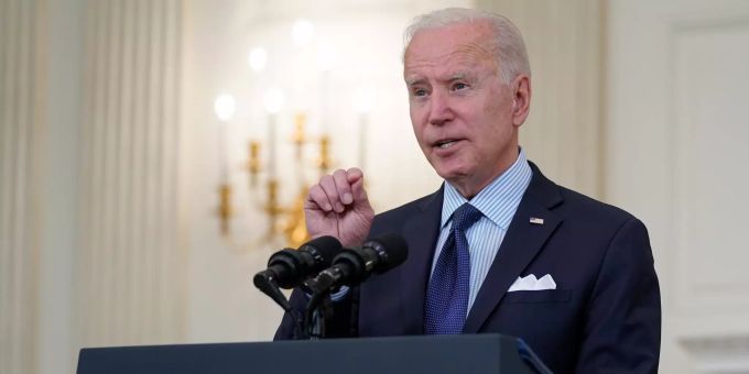 04.05.2021, USA, Washington D.C.: Joe Biden, Präsident der USA, spricht bei einer Pressekonferenz im State Dining Room des Weissen Hauses über die Impfkampagne. Coronavirus - USA