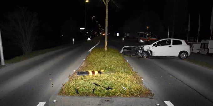 Das Auto erlitt Totalschaden und wurde abgeschleppt.