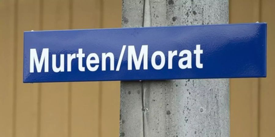 Bahnhofsschild der Gemeinde Murten.