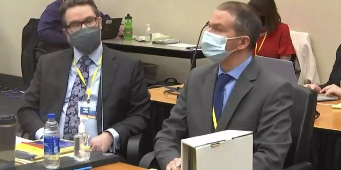 Eric Nelson (l), Anwalt des ehemaligen Polizisten Derek Chauvin, und sein Mandant Derek Chauvin. (Archivbild). Foto: -/Court TV Pool/AP/dpa Eric Nelson (l), Anwalt des ehemaligen Polizisten Derek Chauvin, und sein Mandant Derek Chauvin. (Archivbild). Foto: -/Court TV Pool/AP/dpa