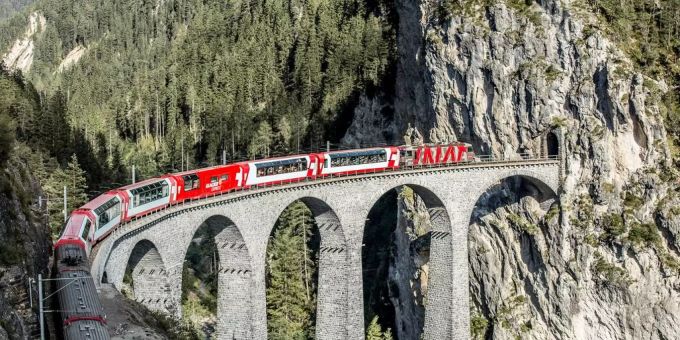 Weltrekord-Versuch - Längster Personenzug der Welt auf Bündner Schienen
