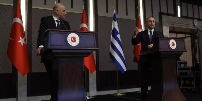 Nikos Dendias (l), Aussenminister von Griechenland, und Mevlüt Cavusoglu, Aussenminister der Türkei, sprechen bei einer Pressekonferenz zu den Journalisten. Griechischer Aussenminister in der Türkei