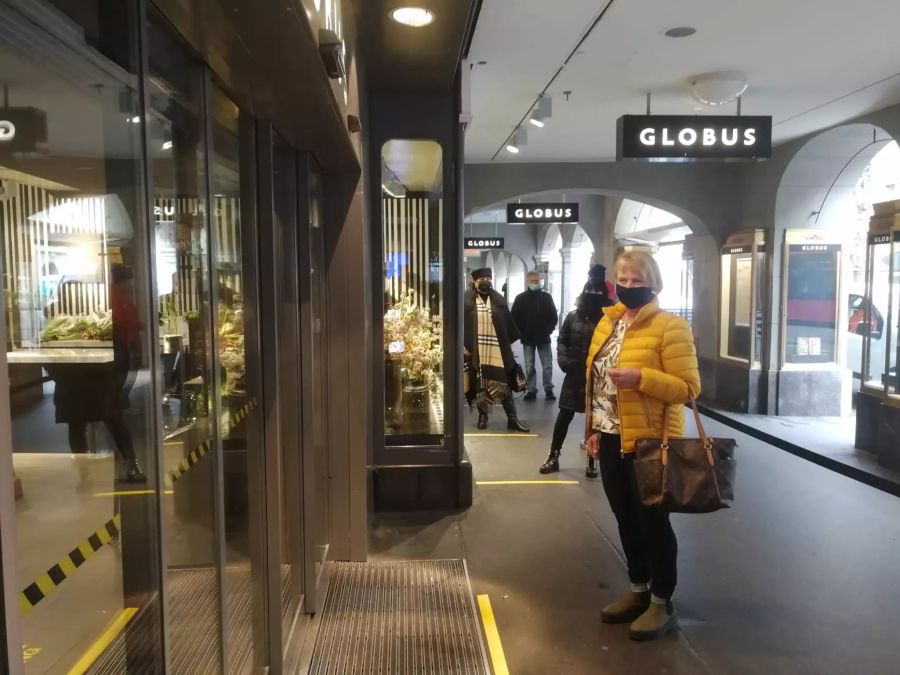 Auch vor dem Globus in Bern mussten sich die Shoppingfreudigen gedulden.