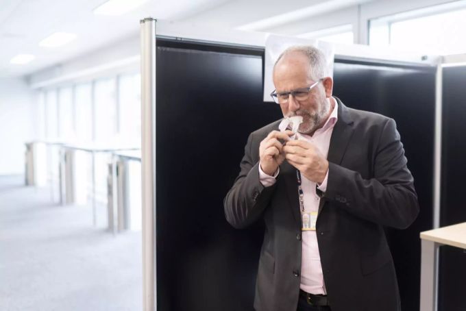 Daniel Steffen, Managing Director Checkport, demonstriert den Covid-Test per Speichelprobe durch die Swissport-Tochter Checkport am Flughafen in Zürich. Coronavirus Spucktest