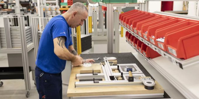 Ein Mitarbeiter der Phoenix Mecano montiert individuelle Aluminium-Profil-Systemlösungen in der Produktionshalle, fotografiert am 8. Dezember 2020 bei Phoenix Mecano in Stein am Rhein. (Symbolbild) Industrie Schweiz