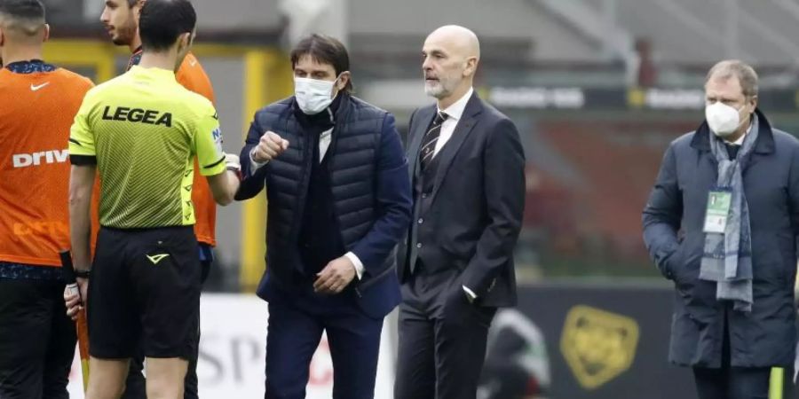 Muss mit seinem Team wegen mehrerer Corona-Fällen in Isolation: Inter-Coach Antonio Conte (3.v.r). Foto: Antonio Calanni/AP/dpa