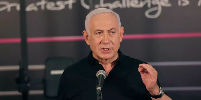 Benjamin Netanjahu, Ministerpräsident von Israel, spricht mit Journalisten während eines Besuchs in einem wiedereröffneten Fitnessstudio. Coronavirus - Israel