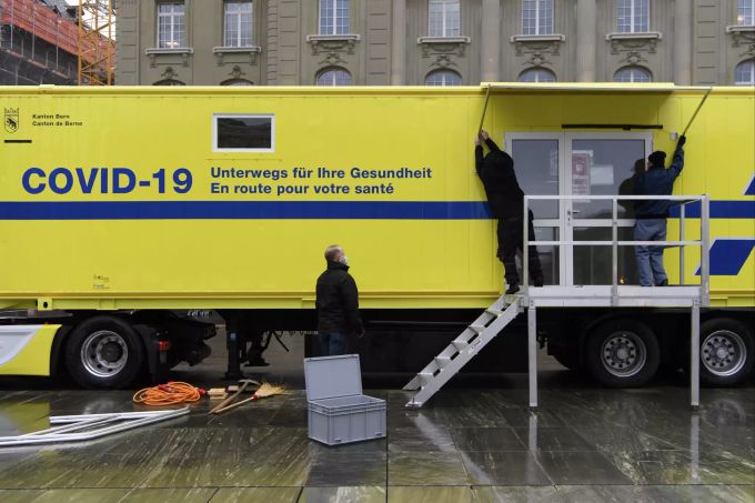 Der neue mobile COVID-19-Test-Truck, am Mittwoch, 3. Februar 2021, auf dem Bundesplatz in Bern. Es wird am 1. März zum Sessionsstart eingesetzt, um die Parlamentsmitglieder auf das Coronavirus zu testen. Coronavirus Bundesplatz Parlament Test