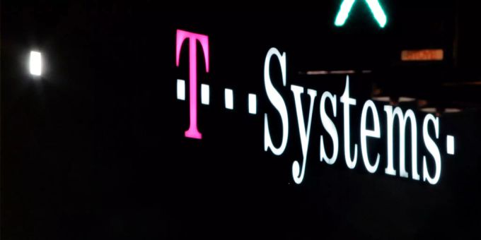 Das Logo von T-Systems in Leuchtbuchstaben. T-Systems