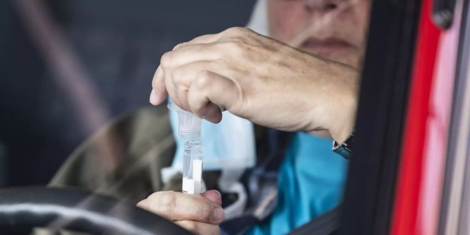 Eine Person beim Speicheltest zum Coronavirus in Bern. Coronavirus