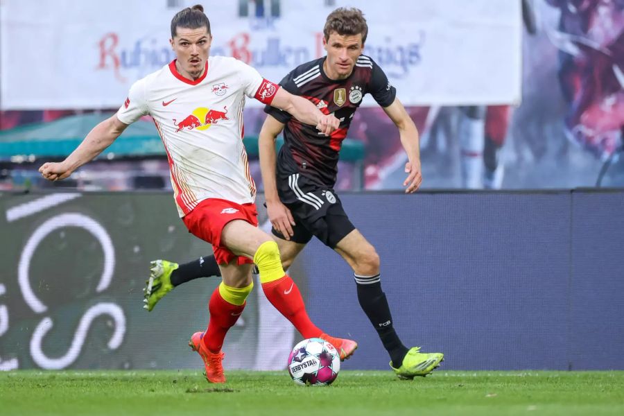 Thomas Müller (r.) von Bayern München im Duell mit Leipzigs Marcel Sabitzer (l.).