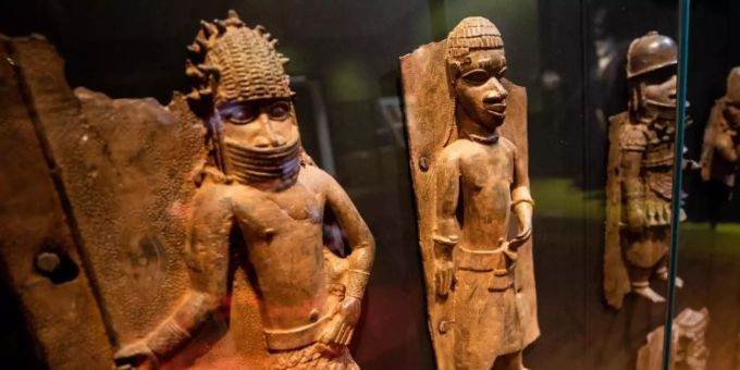 Verschiedene Reliefplatten aus Nigeria im Stuttgarter Linden-Museum, das etwas mehr als 60 Benin-Bronzen in seiner Sammlung hat. Nigeria Benin-Bronze