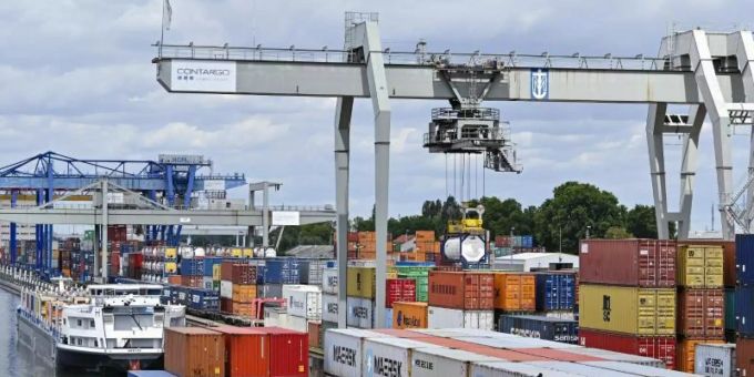 Ein Kran verlädt Container im Handelshafen des Rhein-Neckar-Hafens. Foto: Uwe Anspach/dpa/Symbolbild Ein Kran verlädt Container im Handelshafen des Rhein-Neckar-Hafens. Foto: Uwe Anspach/dpa/Symbolbild