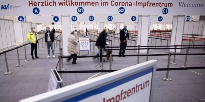 Zwei Senioren (M) sind im Eingangsbereich des Corona-Impfzentrums in den Hamburger Messehallen auf dem Weg zur Impfung. Foto: Christian Charisius/dpa Zwei Senioren (M) sind im Eingangsbereich des Corona-Impfzentrums in den Hamburger Messehallen auf dem Weg zur Impfung. Foto: Christian Charisius/dpa