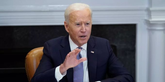 Joe Biden, Präsident der USA, nimmt aus dem Roosevelt Room des Weissen Hauses an dem virtuellen CEO Summit on Semiconductor and Supply Chain Resilience teil. US-Präsident Joe Biden