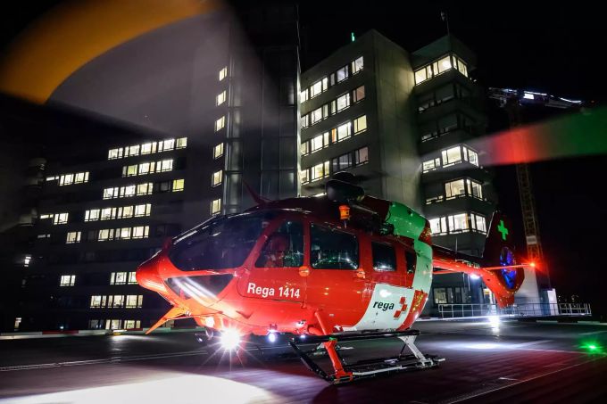 Ein Rega-Heli im Nachteinsatz auf dem Berner Inselspital. Rega Heli Nacht